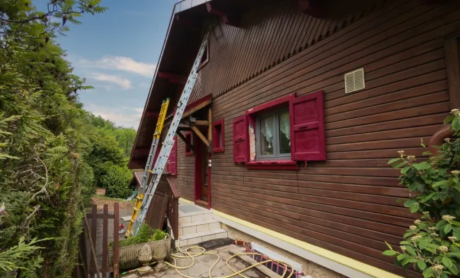 Entretien en lasure d'un bardage en bois sur une maison à Saint-Baldolph