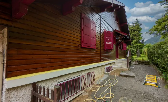 Rénovation des boiseries d'un chalet en peinture et lasure sur Saint-Baldolph 