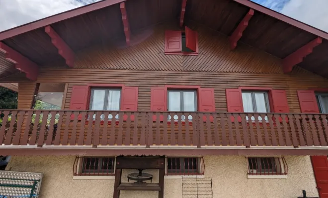 Rénovation des boiseries d'un chalet en peinture et lasure sur Saint-Baldolph 